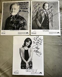 3 Photos promotionnelles du casting de Frazier signées par Kelsey Grammar, John Mahoney et Jane Leeves