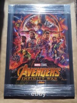 AVENGERS INFINITY WAR Affiche 24x36 signée par le casting encadrée avec certificat d'authenticité