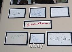 Affichage autographié de John Belushi de Saturday Night Live SNL signé par la distribution de 7 personnes, authentifié par JSA BAS.