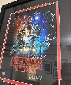 Affichage des autographes signés par la distribution de Stranger Things - Célébrités Authentiques Netflix