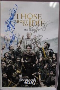 Affiche de 11x17 pouces avec autographe du casting de 'Ceux qui vont mourir' Iwan Rheon + COA