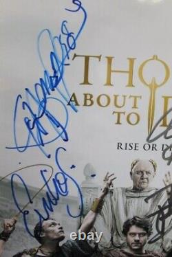 Affiche de 11x17 pouces avec autographe du casting de 'Ceux qui vont mourir' Iwan Rheon + COA