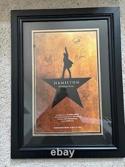 Affiche de la vitrine de Hamilton signée par la distribution originale de Broadway (14 x 22) ENCADRÉE