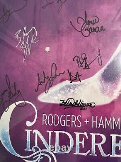 Affiche de lobby signée par la distribution de la comédie musicale de Broadway Cendrillon Disney.