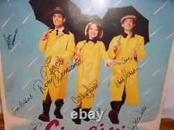 Affiche de théâtre vintage 1986 de Singin' In The Rain signée par le casting.