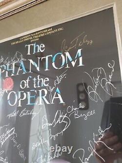 Affiche encadrée professionnellement du Fantôme de l'Opéra 1986 signée par la distribution (Kevin Grey)