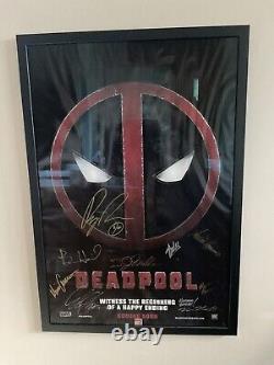 Affiche encadrée professionnellement du film Deadpool avec la signature du casting