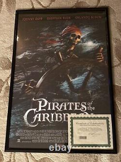 Affiche originale du film Pirates des Caraïbes signée par 13 membres de la distribution avec authentification