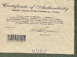 Affiche originale du film Pirates des Caraïbes signée par 13 membres de la distribution avec authentification