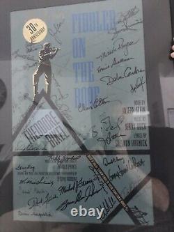 Affiche originale signée par la distribution de Fiddler On the Roof pour le 30e anniversaire de 1994 encadrée
