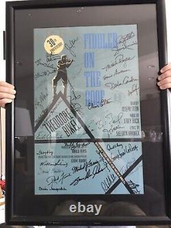Affiche originale signée par la distribution de Fiddler On the Roof pour le 30e anniversaire de 1994 encadrée