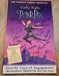 Affiche signée de la distribution de PETER PAN à Broadway avec Cathy Rigby et Paul Schoeffler, au théâtre.