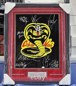 Affiche signée du casting de Cobra Kai Macchio/Zabka/Shue/Kove/Mouser/List/MARIDUENA Jsa