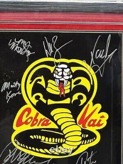 Affiche signée du casting de Cobra Kai Macchio/Zabka/Shue/Kove/Mouser/List/MARIDUENA Jsa