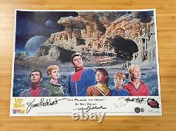 Affiche signée du casting de Lost In Space 12 x 16 lithographie par Ron Gross Chariot