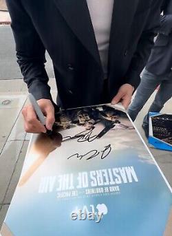 Austin Butler et le cast ont signé le poster photo de Masters Of The Air en 12x18 avec certificat d'authenticité