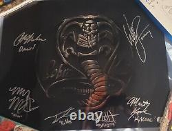 Cobra Kai 6 Membres de la distribution ont signé une photographie 16x20 de l'émission Netflix Autographe JSA LOA