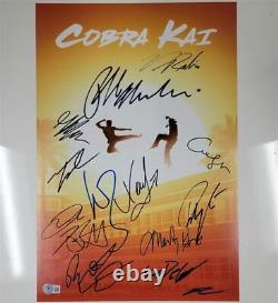 Cobra Kai Cast (14) Signé 12x18 Poster Photo 14 Autographes Beckett Bas Loa