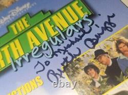 DVD signé par le casting de Disney North Avenue Irregulars Cloris Leachman Herrmann Jsa Loa
