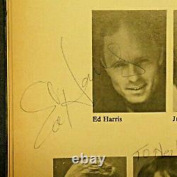 Ed Harris et la distribution signent à la main le programme autographié de la pièce 'Precious Sons'.