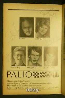 Ed Harris et la distribution signent à la main le programme autographié de la pièce 'Precious Sons'.