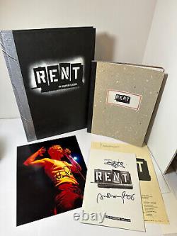 Ensemble de photos du livre du programme original de la distribution de RENT, signé par Anthony Rapp et Adam Pascal.
