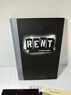 Ensemble de photos du livre du programme original de la distribution de RENT, signé par Anthony Rapp et Adam Pascal.