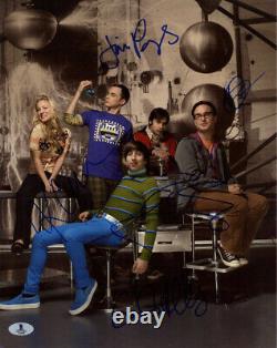 Grand Bang Theory Cast Signé Par 5 11x14 Photo Cuoco Parsons Galecki Bas Beckett