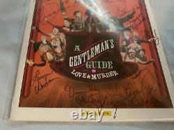 Guide du Gentleman à l'Amour & au Meurtre PLAYBILL signé par la Distribution Originale de Broadway
