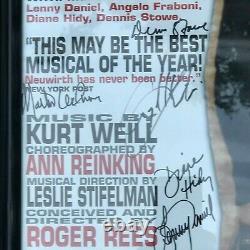 Ici repose Jenny Bebe Neuwirth - Affiche signée de la distribution Off Broadway - Carte de fenêtre culte