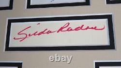 John Belushi SATURDAY NIGHT LIVE SNL Cast Signed Autograph Display by 7 JSA BAS
<br/>  <br/>
Traduction en français : Affichage autographe signé par John Belushi et le casting de SATURDAY NIGHT LIVE SNL par 7 JSA BAS