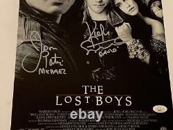 Kiefer Sutherland +2 Cast SIGNÉ 11x17 Photo The Lost Boys PREUVE EXACTE JSA COA B