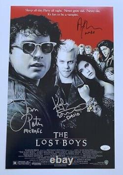 Kiefer Sutherland + 2 Cast SIGNÉ 11x17 Photo The Lost Boys PREUVE EXACTE JSA COA E