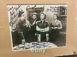 L'ensemble du casting des Lune de Miel signe une photo en noir et blanc avec les noms des personnages RARE
