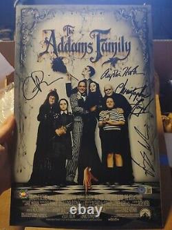 La Famille Addams Cast Signé 11x17 Huston Ricci Lloyd Workman Beckett Coa Auto