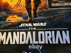 La distribution de STAR WARS a signé l'affiche originale de 27x40 de THE MANDALORIAN