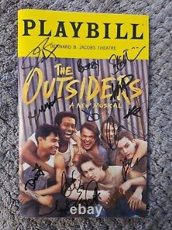 La distribution des Outsiders a signé le Playbill - 14 signatures