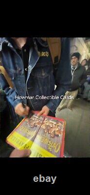 La distribution des Outsiders a signé le Playbill - 14 signatures