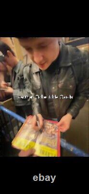 La distribution des Outsiders a signé le Playbill - 14 signatures