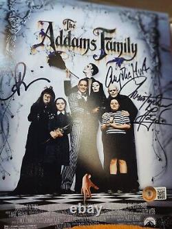 La famille Addams : Signature du casting 8x10 Huston Ricci Lloyd Beckett COA Auto