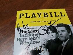 La pancarte dans la vitrine de Sidney Brustein avec la distribution signée et le programme de la pièce avec 7 signatures.