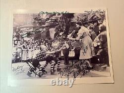 Le Magicien d'Oz Les Munchkins Signés 8x10 Photo 9 Signatures des Membres du Casting. Incroyable