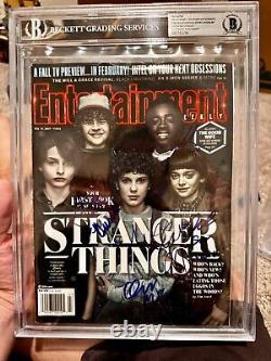 Le casting de Stranger Things signe le magazine Entertainment Weekly Beckett Slabbed & Certifié