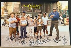 Le casting de The Sandlot (8) a signé une photo de 12x18 pouces avec LeeLoo qui signe Wow.