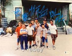 Le casting de The Sandlot signe un groupe devant la maison Photo 11x14