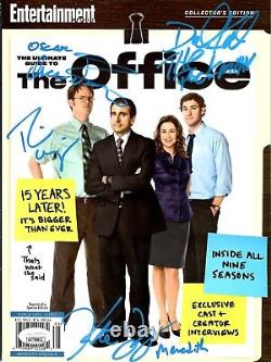 Le casting de la série The Office signe un magazine avec les inscriptions de JSA Dwight Meredith Oscar Packer.