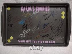 Les membres de la distribution de The Walking Dead signent la poêle à biscuits de Carol, modèle unique et rare, numéro 25.