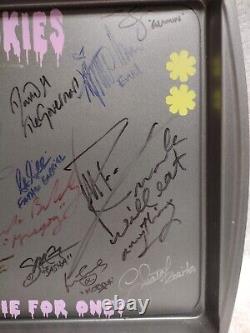 Les membres de la distribution de The Walking Dead signent la poêle à biscuits de Carol, modèle unique et rare, numéro 25.