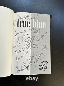 Livre dédicacé par le casting de NYPD Blue TRUE BLUE 12 SIGNATURES en personne