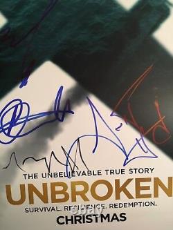 Photo 12x18 signée par le casting de Unbroken ! Autographe d'Angelina Jolie et Garrett Hedlund ! PSA
